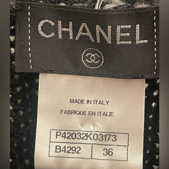 CHANEL VINTAGE 🌟CARDIGAN TWEED SWEATER; LIKE NEW - Picture 14 of 16